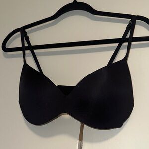 SKIMS wireless foam push-up plunge bra 34C